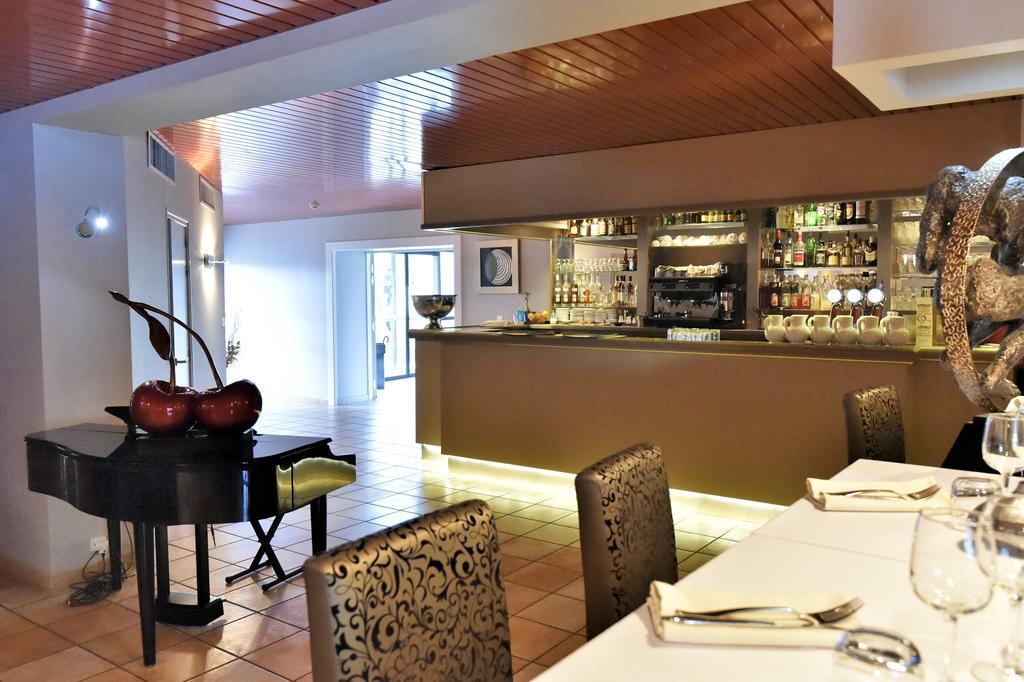 Le Domaine Des Oliviers Hotel Pierrelatte Kültér fotó