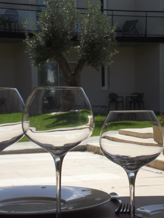 Le Domaine Des Oliviers Hotel Pierrelatte Kültér fotó
