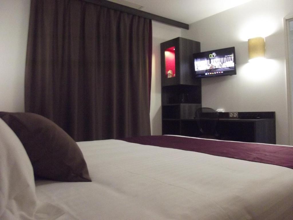 Le Domaine Des Oliviers Hotel Pierrelatte Kültér fotó